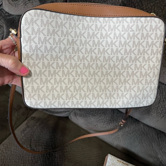 EUC MATCHING MK JET SET WONT SEPARATE - Picture 3 of 16